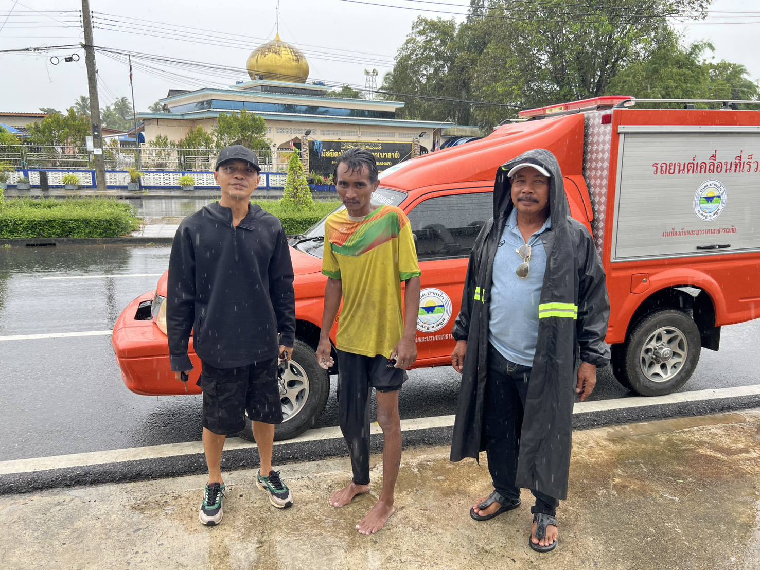 ลงพื้นที่ติดตามให้ความช่วยเหลือ หลังได้รับแจ้งมีชาวประมงพลัดตกจากเรือ สาเหตุเกิดจากขณะนำเรือเข้าฝั่ง